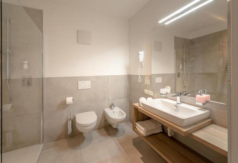 جناح, Vineus Tramin