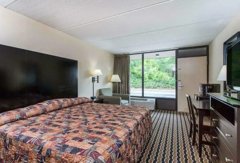 キングサイズベッドのスタンダードルーム, Quality Inn Near Speedway