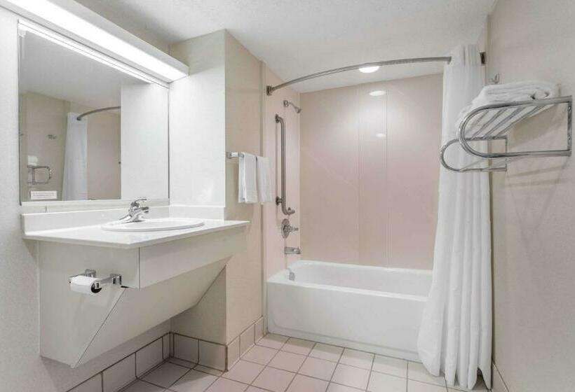 חדר סטנדרט עם מיטת קינג, Quality Inn Near Speedway