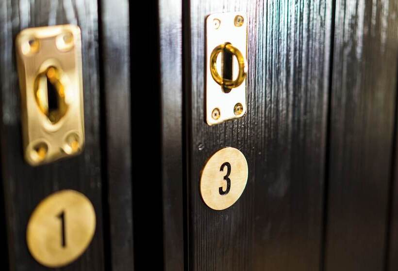 سرير فى غرفة مشتركه, Freehand Los Angeles