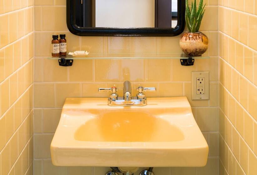 غرفة قياسية رباعية, Freehand Los Angeles