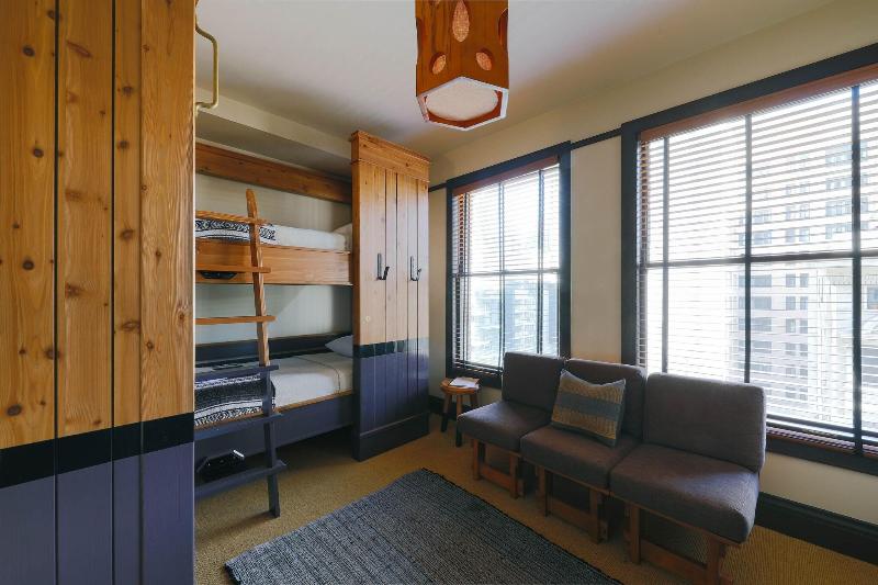 سرير فى غرفة مشتركه, Freehand Los Angeles