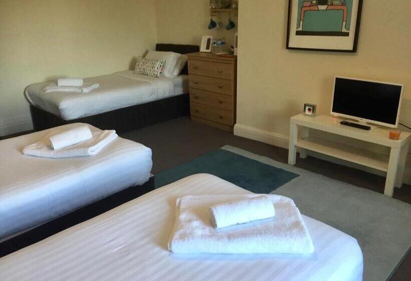 バスルーム共同エコノミー4人部屋, The Jollys