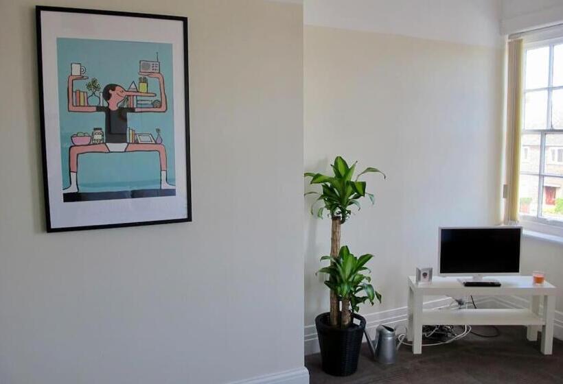 バスルーム共同エコノミー4人部屋, The Jollys