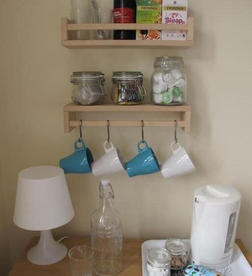 バスルーム共同エコノミー4人部屋, The Jollys