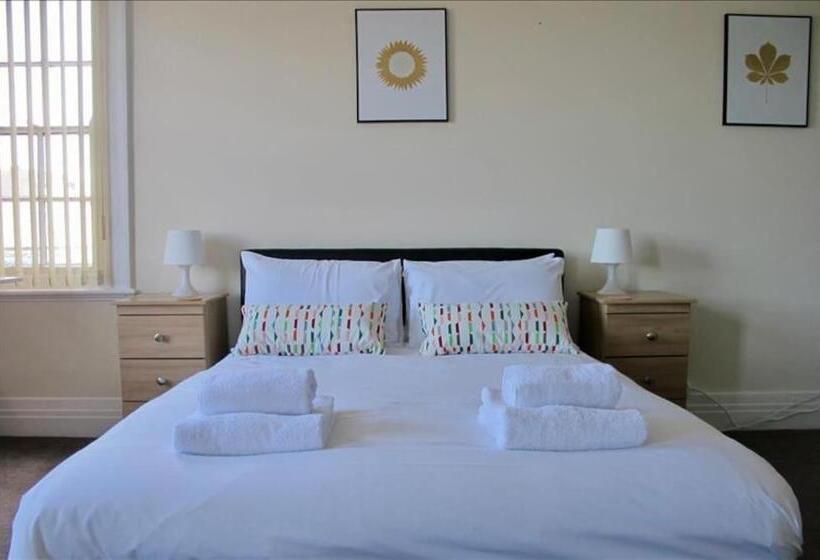 バスルーム共有のトリプルスタンダード, The Jollys