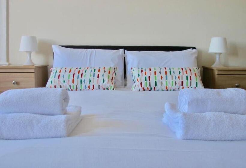 バスルーム共有のトリプルスタンダード, The Jollys