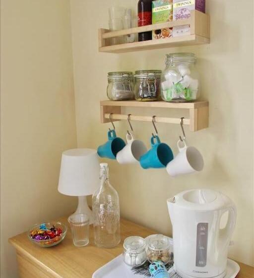 バスルーム共有のトリプルスタンダード, The Jollys