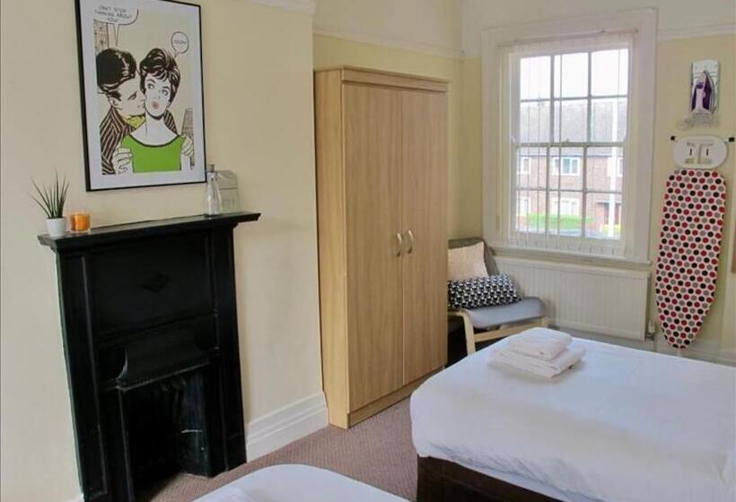 コンフォートトリプルルーム, The Jollys