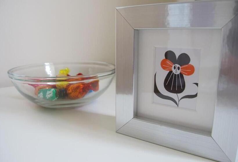 バスルーム共同エコノミー4人部屋, The Jollys