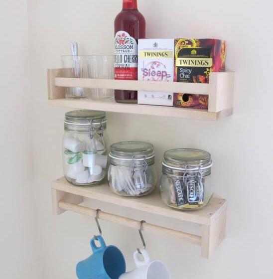 バスルーム共同エコノミー4人部屋, The Jollys