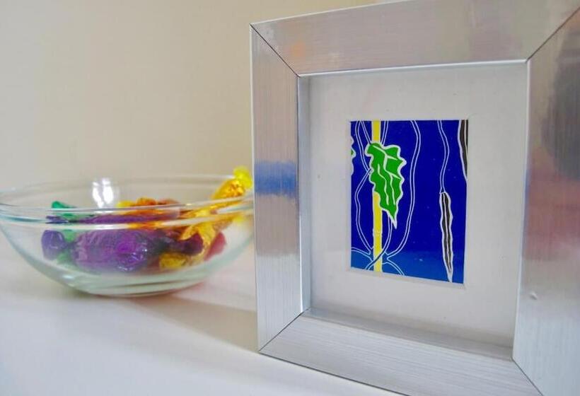 バスルーム共同エコノミー4人部屋, The Jollys