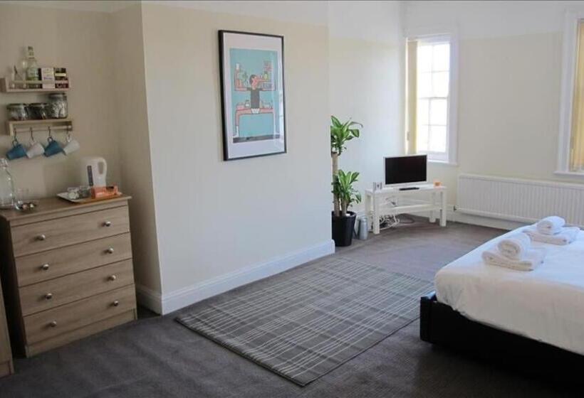 バスルーム共同エコノミー4人部屋, The Jollys