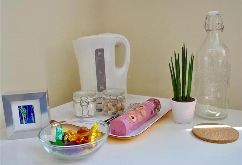 バスルーム共有のトリプルスタンダード, The Jollys