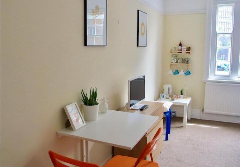 バスルーム共有のトリプルスタンダード, The Jollys