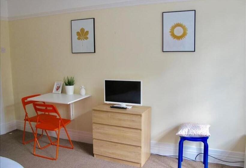 バスルーム共有のトリプルスタンダード, The Jollys