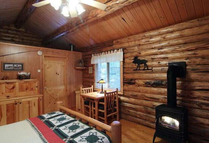 كابينة, Silverwolf Log Chalet Resort