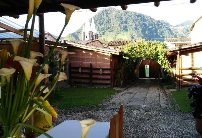 Perhehuone, Kantarrana Urbana Jardin