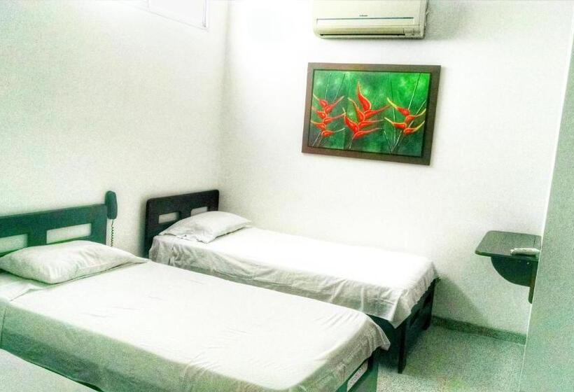 חדר סופריור לשלושה, Tropical