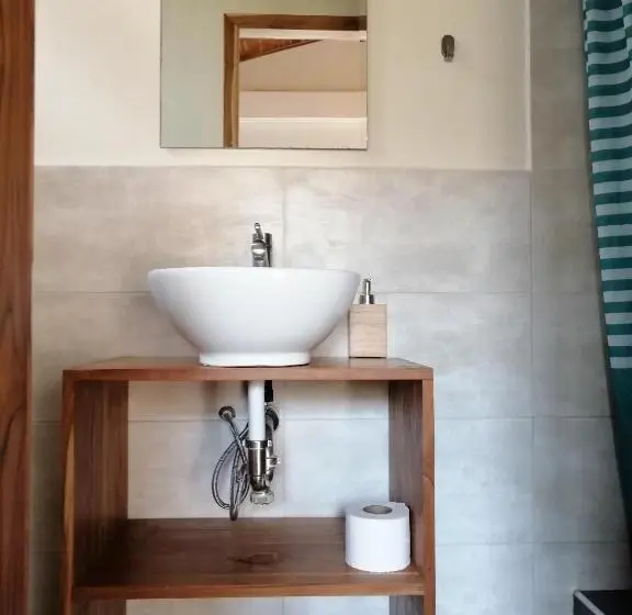 اتاق لوکس با بالکن, Tagualodge Hostel Manglaralto