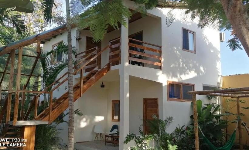 חדר סטנדרט לשלושה עם טרסה, Tagualodge Hostel Manglaralto