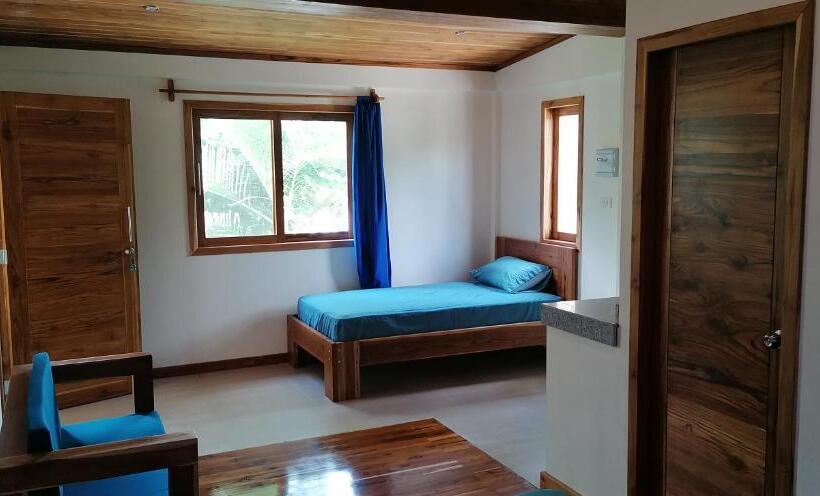 חדר סטנדרט לשלושה עם מרפסת, Tagualodge Hostel Manglaralto