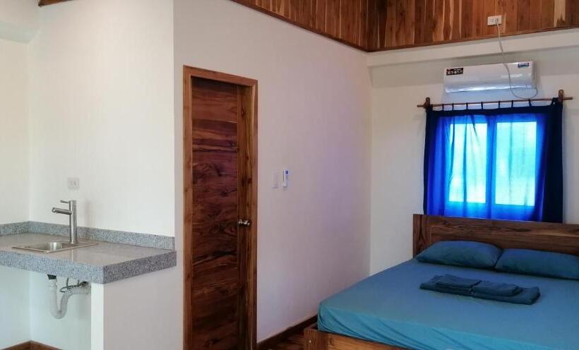חדר סטנדרט לשלושה עם מרפסת, Tagualodge Hostel Manglaralto