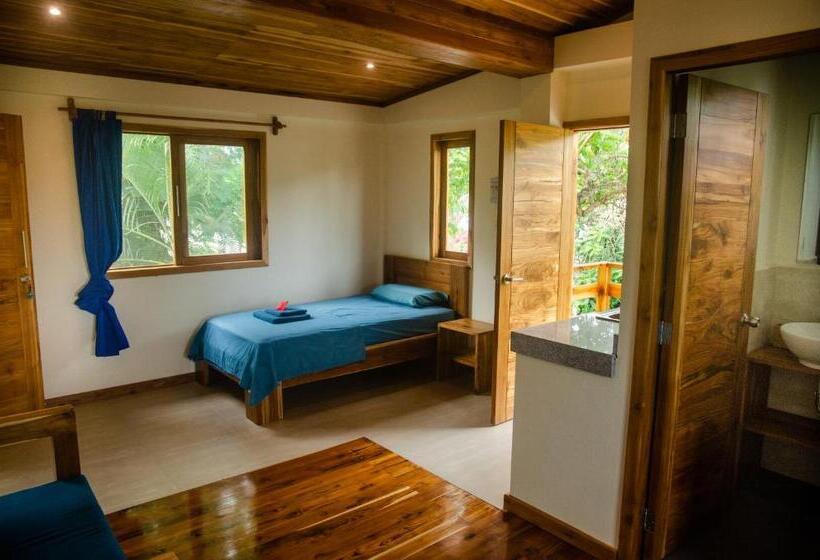 חדר סטנדרט לשלושה עם מרפסת, Tagualodge Hostel Manglaralto