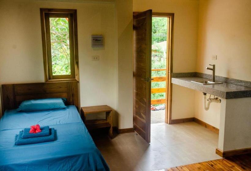 חדר סטנדרט לשלושה עם מרפסת, Tagualodge Hostel Manglaralto