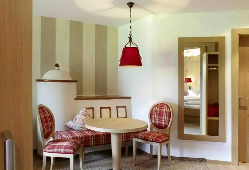 Junior Suite, Post