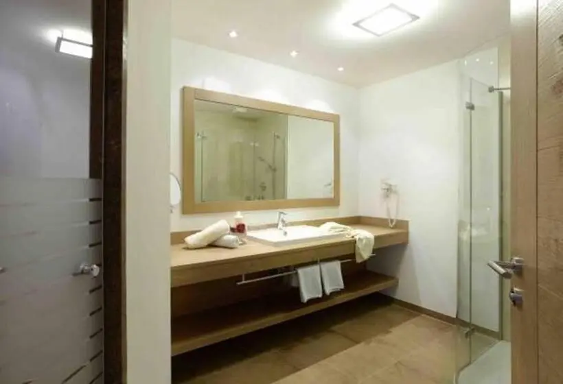 Junior Suite, Post