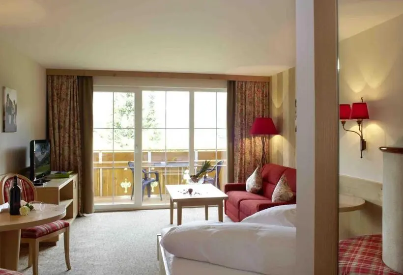 Junior Suite, Post
