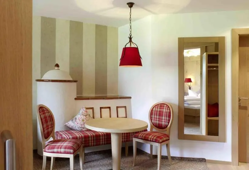 Junior Suite, Post