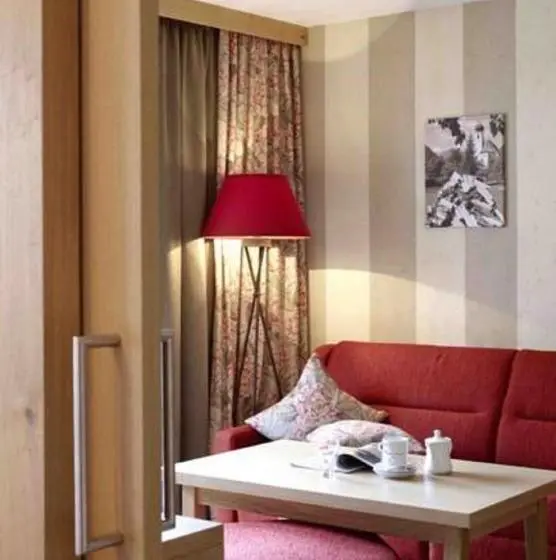 Junior Suite, Post