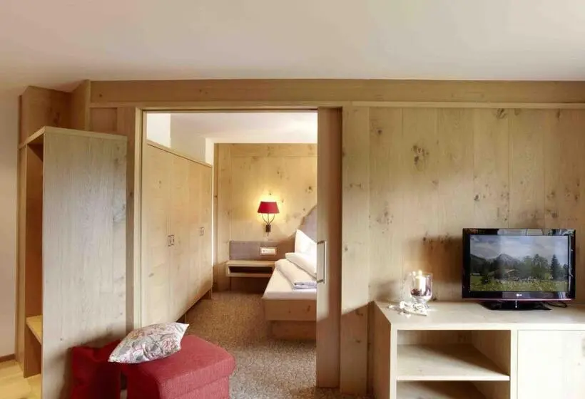 Junior Suite, Post
