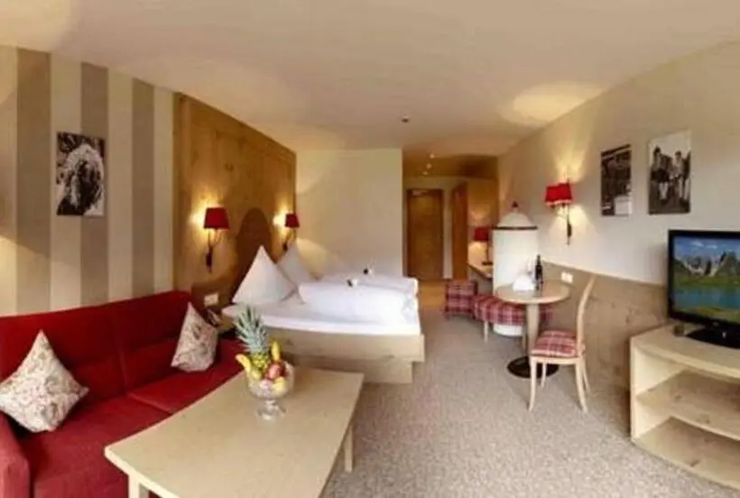 Junior Suite, Post
