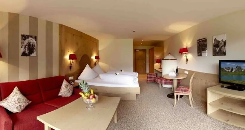 Junior Suite, Post