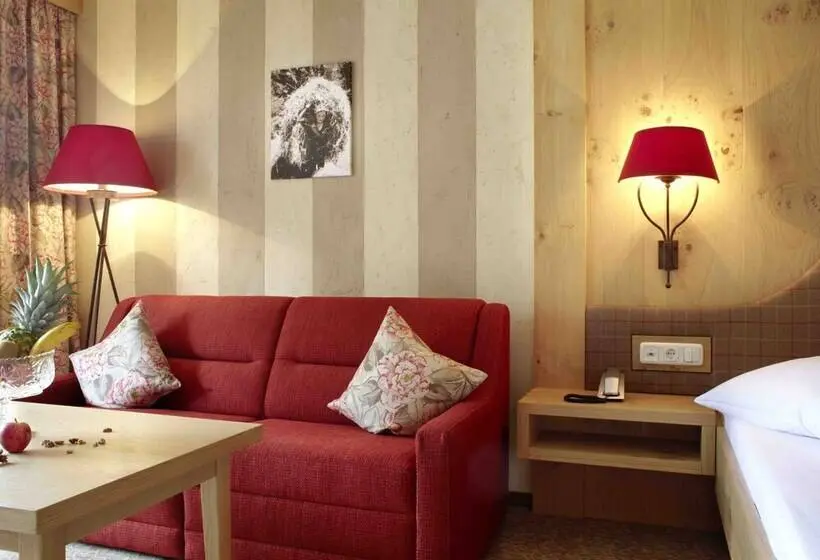 Junior Suite, Post