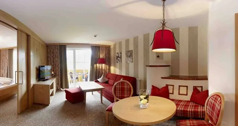 Junior Suite, Post