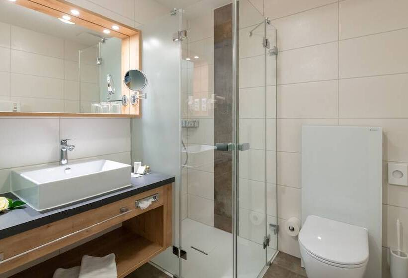 スーペリアールーム, Post