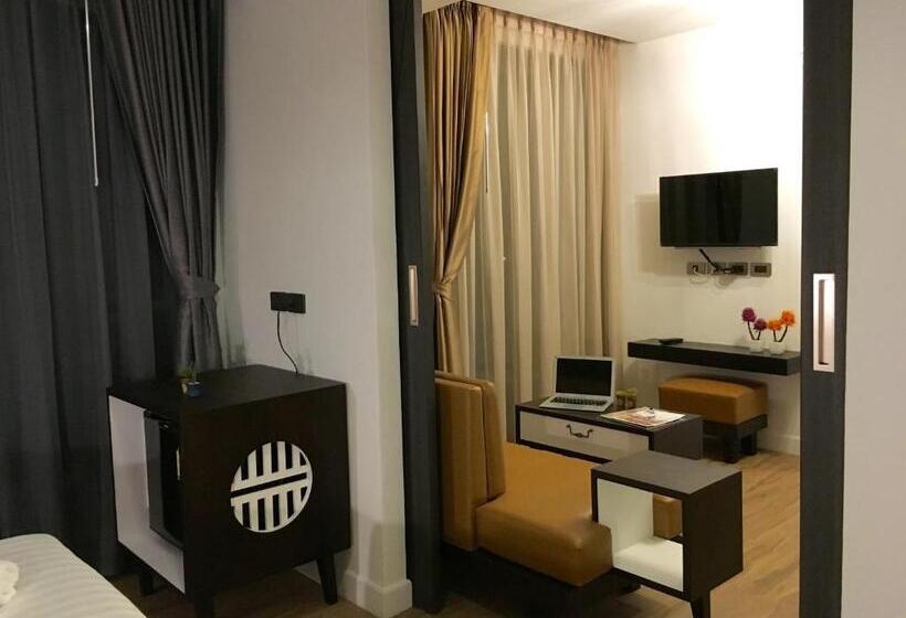 디럭스 룸, The Museum