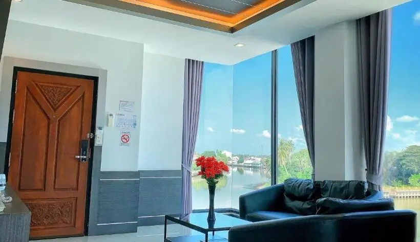 سوئیت با چشم‌انداز رودخانه, River Hotel Pattani