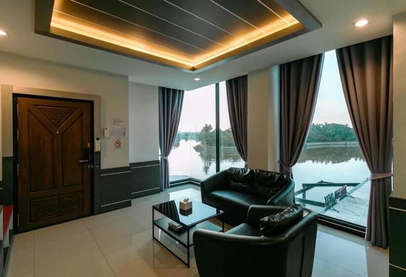 Люкс Вид на Реку, River Hotel Pattani