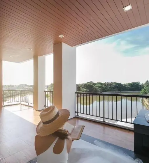 سوئیت با چشم‌انداز رودخانه, River Hotel Pattani