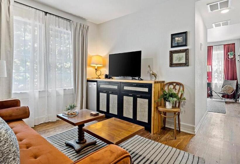 סוויטה דלוקס, Peri Social House