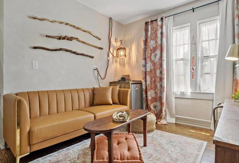 סוויטה, Peri Social House