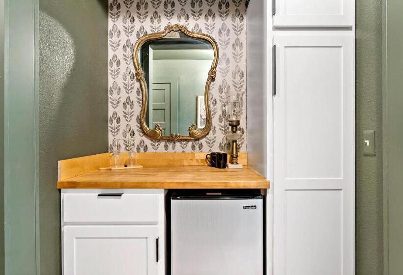 إستوديو قياسى مزودة بتراس, Peri Social House