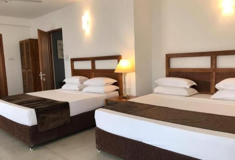 اتاق لوکس سه تخته, Manthila Resort Rajarata