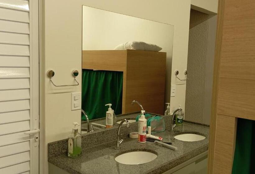 سرير فى غرفة مشتركة مزودة بحمام مشترك, Angatu Hostel Service