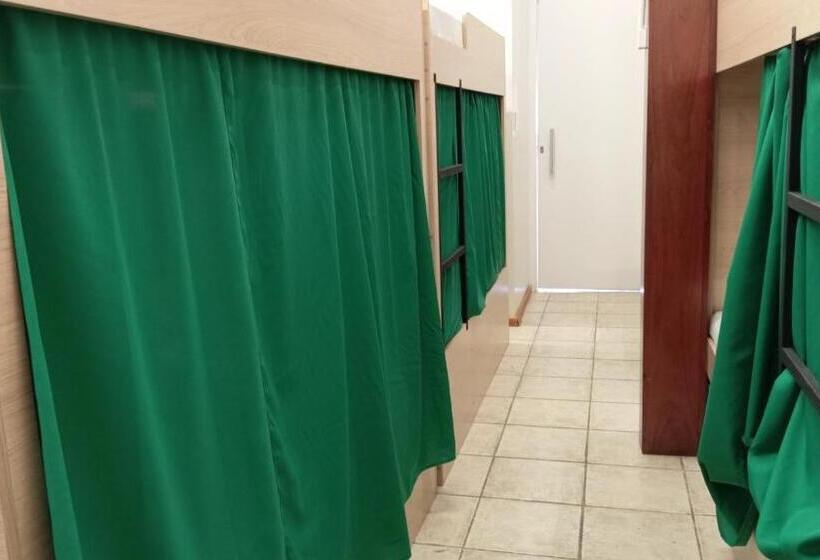 سرير فى غرفة مشتركة مزودة بحمام مشترك, Angatu Hostel Service